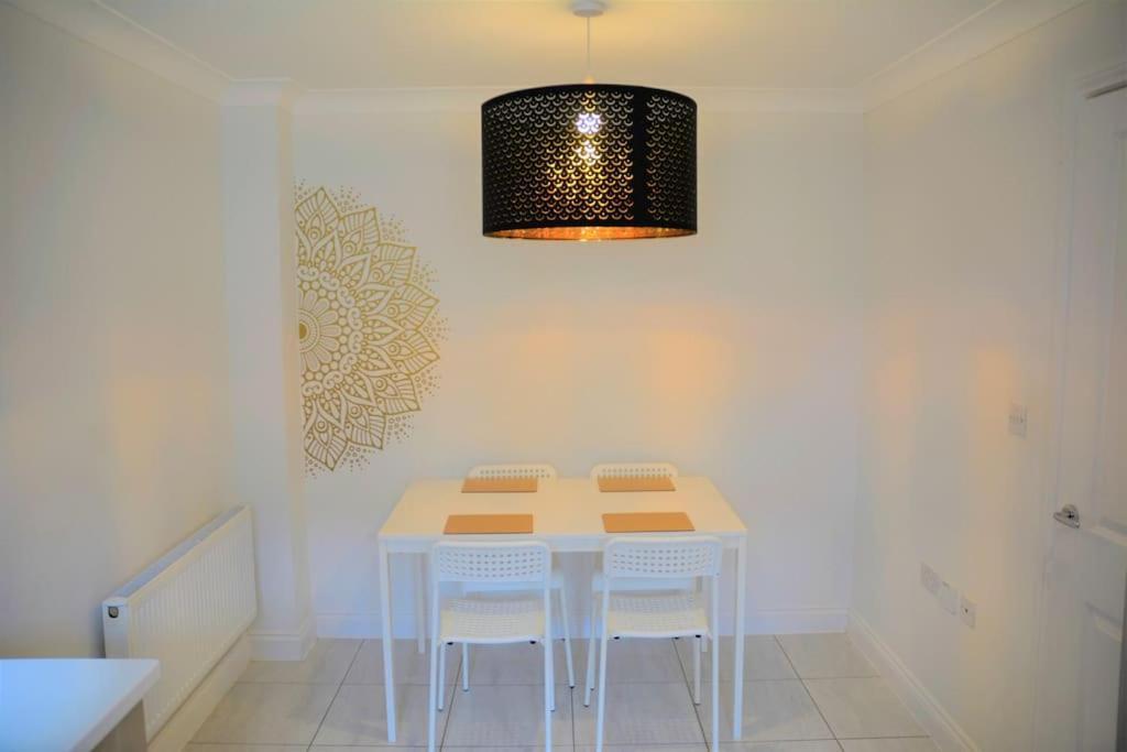 Modern Town House In Cotswolds - 3 Double Bedrooms ويتني المظهر الخارجي الصورة