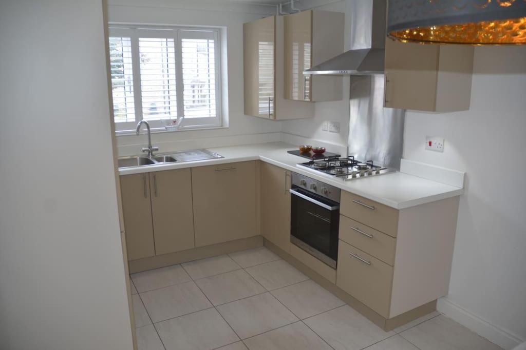 Modern Town House In Cotswolds - 3 Double Bedrooms ويتني المظهر الخارجي الصورة
