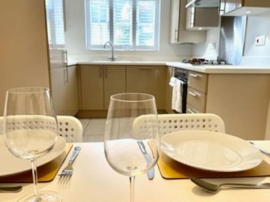 Modern Town House In Cotswolds - 3 Double Bedrooms ويتني المظهر الخارجي الصورة