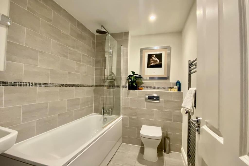 Modern Town House In Cotswolds - 3 Double Bedrooms ويتني المظهر الخارجي الصورة