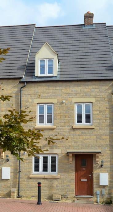 Modern Town House In Cotswolds - 3 Double Bedrooms ويتني المظهر الخارجي الصورة