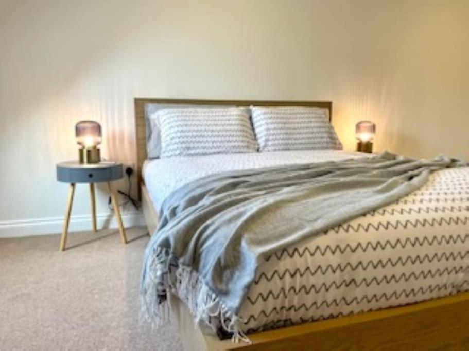 Modern Town House In Cotswolds - 3 Double Bedrooms ويتني المظهر الخارجي الصورة