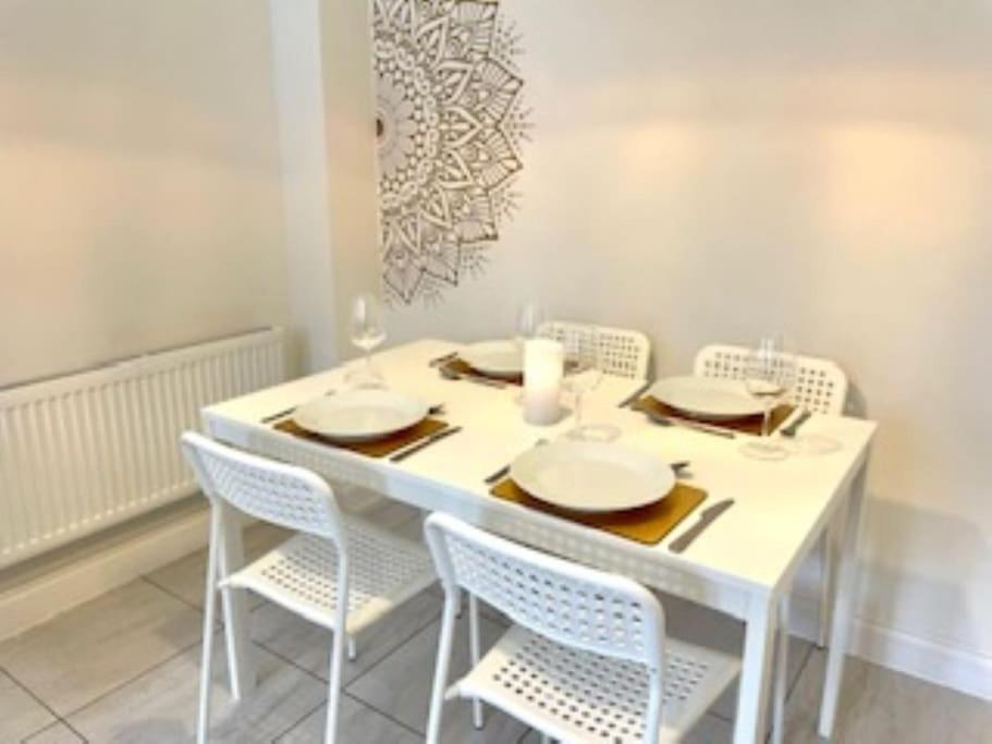 Modern Town House In Cotswolds - 3 Double Bedrooms ويتني المظهر الخارجي الصورة