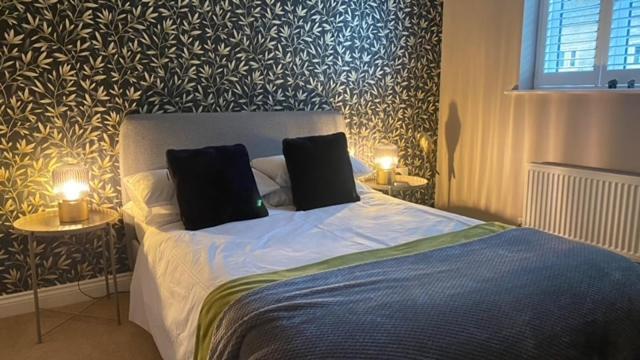 Modern Town House In Cotswolds - 3 Double Bedrooms ويتني المظهر الخارجي الصورة